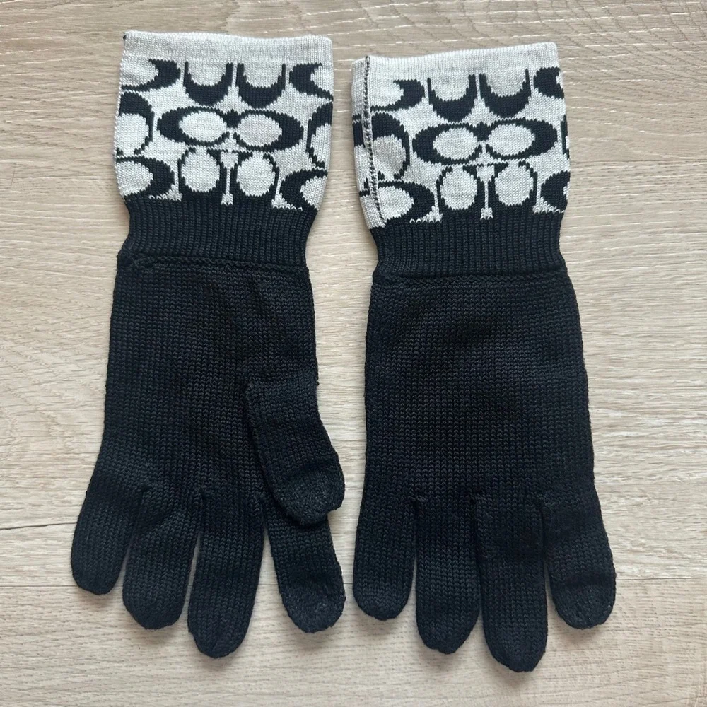 COACH 100% Merino Wool Signature Knit Touch Gloves F86026 Black Pale Gray